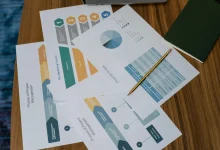 Comparison diagram of traditional and integrated design project workflows.